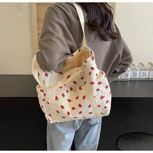 Détail du sac fourre-tout en velours côtelé crème avec imprimé fraise et poche