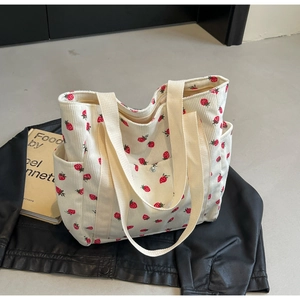 Sac fourre-tout blanc en velours côtelé avec motif fraise et larges bandoulières