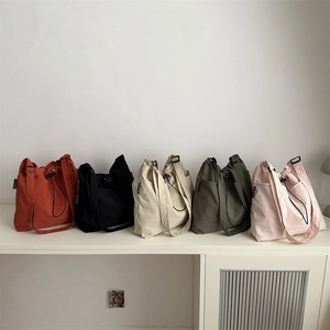 Minimalist canvas drawstring tote bag in five colors for women commuting use
