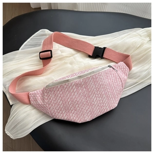 Dettaglio del marsupio pied de poule rosa e bianco con tracolla regolabile e zip argento