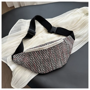 Dettaglio della borsa a tracolla con motivo pied de poule in tessuto nero, bianco e rosso