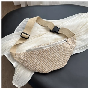 Dettaglio della trama in tweed a spina di pesce sulla borsa con zip argento e tracolla