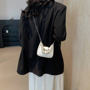 Weiße Glitzertasche mit Perlen-Schleife und silberner Kette für elegante Abendoutfits