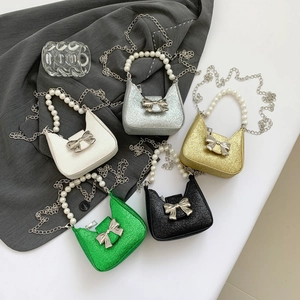 Mini-Pailletten-Taschen mit Perlengriffen und Metallschleifen in fünf verschiedenen Farben