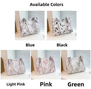 Dettaglio delle borse tote con stampa a farfalla in blu nero rosa e verde chiaro
