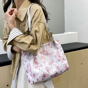 Borsa a spalla bianca con stampe di farfalle rosa e dettagli di catena in argento