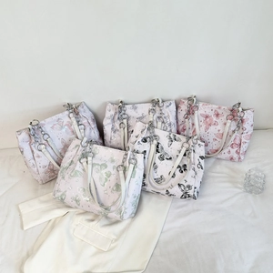 Eleganti borse tote con stampa a farfalla, catene in metallo e design estetico sognante Y2K