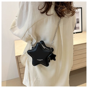 Détail du sac bandoulière en forme d'étoile avec chaîne argentée et lettrage mode