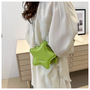 Détail du sac bandoulière en forme d'étoile vert citron avec chaîne et fermeture éclair