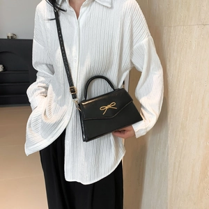 Mini sac carré noir chic avec décoration nœud doré et bandoulière amovible pour femmes