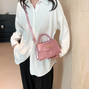 Mini sac carré rose pailleté chic avec nœud doré et bandoulière pour femme élégante