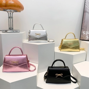 Mini sacs bandoulière avec nœud métallique en rose, argent, doré et noir brillant
