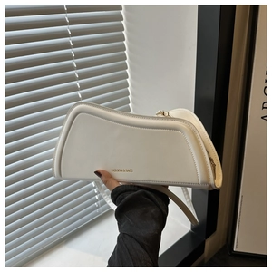 Détail du sac bandoulière en cuir crème avec logo doré Fashion & Bags et surpiqûres