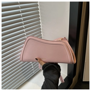 Détail du sac rose clair avec bords ondulés et lettrage doré FASHION & BAGS