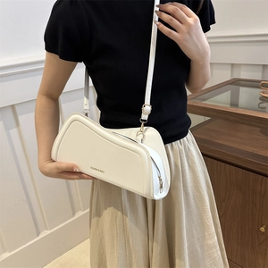 Sac bandoulière blanc asymétrique avec sangle réglable et lettrage de mode chic