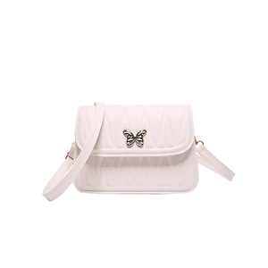Chic pleated crossbody bag in cream leather with silver butterfly clasp and quilt design