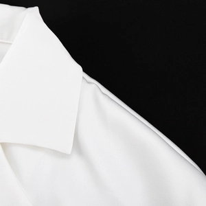 Detailansicht der weißen Satinbluse mit Seidentextur und klassischem Kragendesign