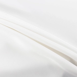 Detailaufnahme von weißem Satinstoff mit glatter Textur und elegantem, weichem Fall