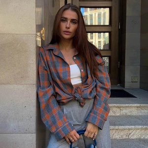 Chemise vintage à manches longues à carreaux orange et gris pour femmes avec coupe ample.
