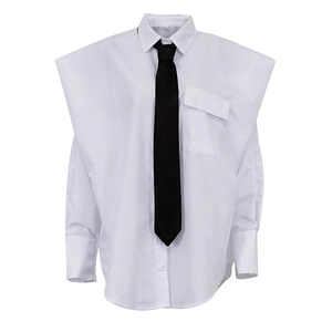 Détail de la chemise blanche oversize avec larges épaules, col à revers et cravate noire
