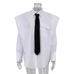 Chemise blanche oversize avec épaulettes larges déstructurées et cravate noire