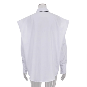 Chemisier blanc à manches longues avec silhouette cape moderne et poignets boutonnés