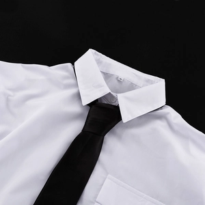 Gros plan d'un col de chemise blanche avec cravate noire et étiquette de taille M