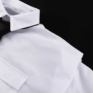 Détail du col d'une chemise blanche avec cravate noire et étiquette de taille M