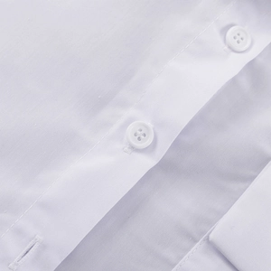 Détail de la patte de boutonnage d'une chemise blanche avec boutons à quatre trous