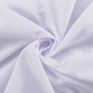 Vue détaillée du tissu blanc impeccable avec un drapé élégant pour chemisier de créateur