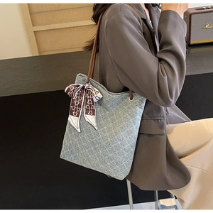 Borsa tote in denim trapuntato con manici in pelle marrone e foulard con orsetto