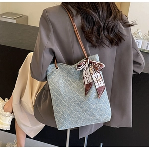 Borsa tote in denim trapuntato con cinturino in pelle e foulard di seta sulla spalla