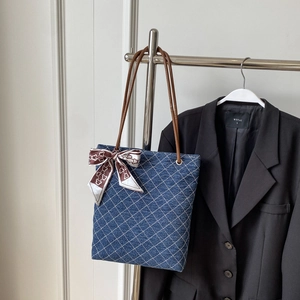 Borsa tote in denim blu con cuciture bianche e sciarpa di seta sul manico