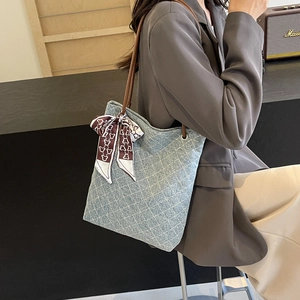 Borsa tote trapuntata celeste con spalline in pelle marrone e foulard decorativo