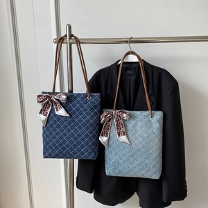 Borse tote in denim trapuntato blu scuro e chiaro con spalline marroni e fiocco in seta