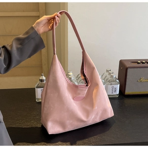 Détail du grand sac hobo rose avec texture plissée et empiècement décoratif