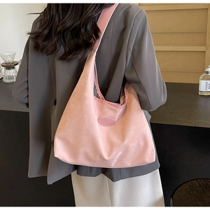 Détail du sac cabas rose mat montrant la texture et la décoration ovale