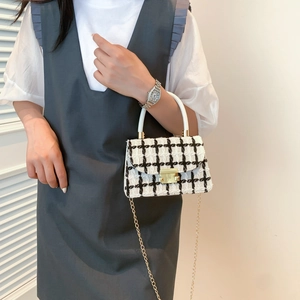 Sac bandoulière chic en tweed noir et blanc avec chaîne dorée et anse blanche