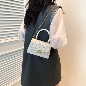 Sac bandoulière élégant en tweed avec chaîne dorée et poignée chic en résine