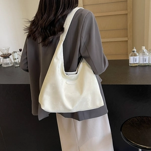 Grand sac fourre-tout blanc minimaliste avec large bandoulière et cuir souple