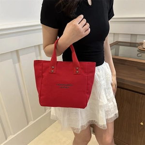 Sac fourre-tout en toile rouge avec imprimé lettres et détails de rivets en métal