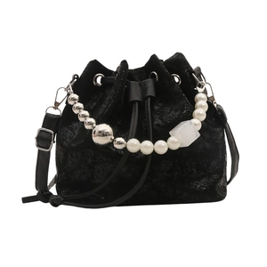 Sac seau noir à texture craquelée tendance avec anse en perles et billes argentées