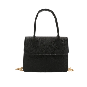 Sac à main chic noir à texture litchi avec bandoulière en chaîne dorée pour femme