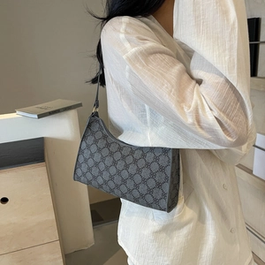 Borsa sottobraccio grigia minimalista con motivi a quadrifoglio e tracolla regolabile