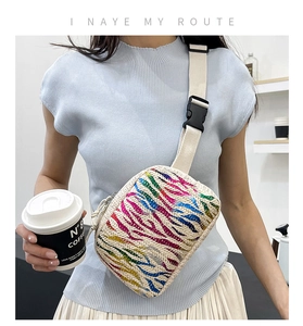 Détail du sac bandoulière tissé à motif zèbre coloré avec large sangle pour l'été