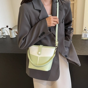 Secchiello alla moda bicolore verde e bianco con chiusura magnetica e tracolla sottile
