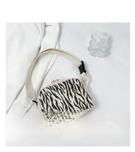 Détail d'un sac banane en toile zébrée avec sangle réglable et boucle en plastique