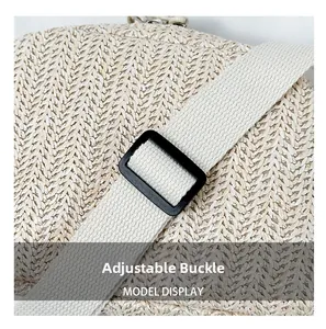 Détail de la texture tissée et de la boucle de sangle réglable du sac à paillettes blanc