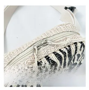 Détail du tissu tressé à motif zébré avec des doubles fermetures éclair métalliques