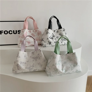 Quatre sacs fourre-tout à imprimé papillon en rose, noir, violet et vert élégant